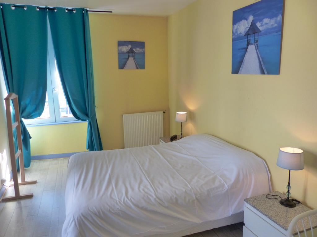 Logis Hotel Au Croissant Buzancais Екстер'єр фото