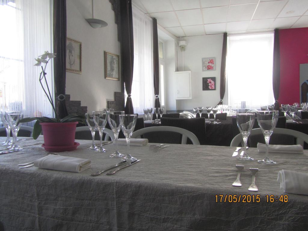 Logis Hotel Au Croissant Buzancais Екстер'єр фото