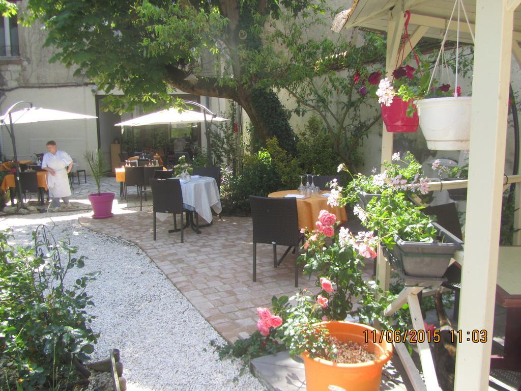 Logis Hotel Au Croissant Buzancais Екстер'єр фото