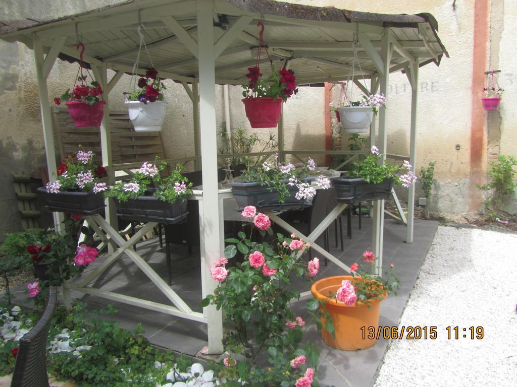 Logis Hotel Au Croissant Buzancais Екстер'єр фото
