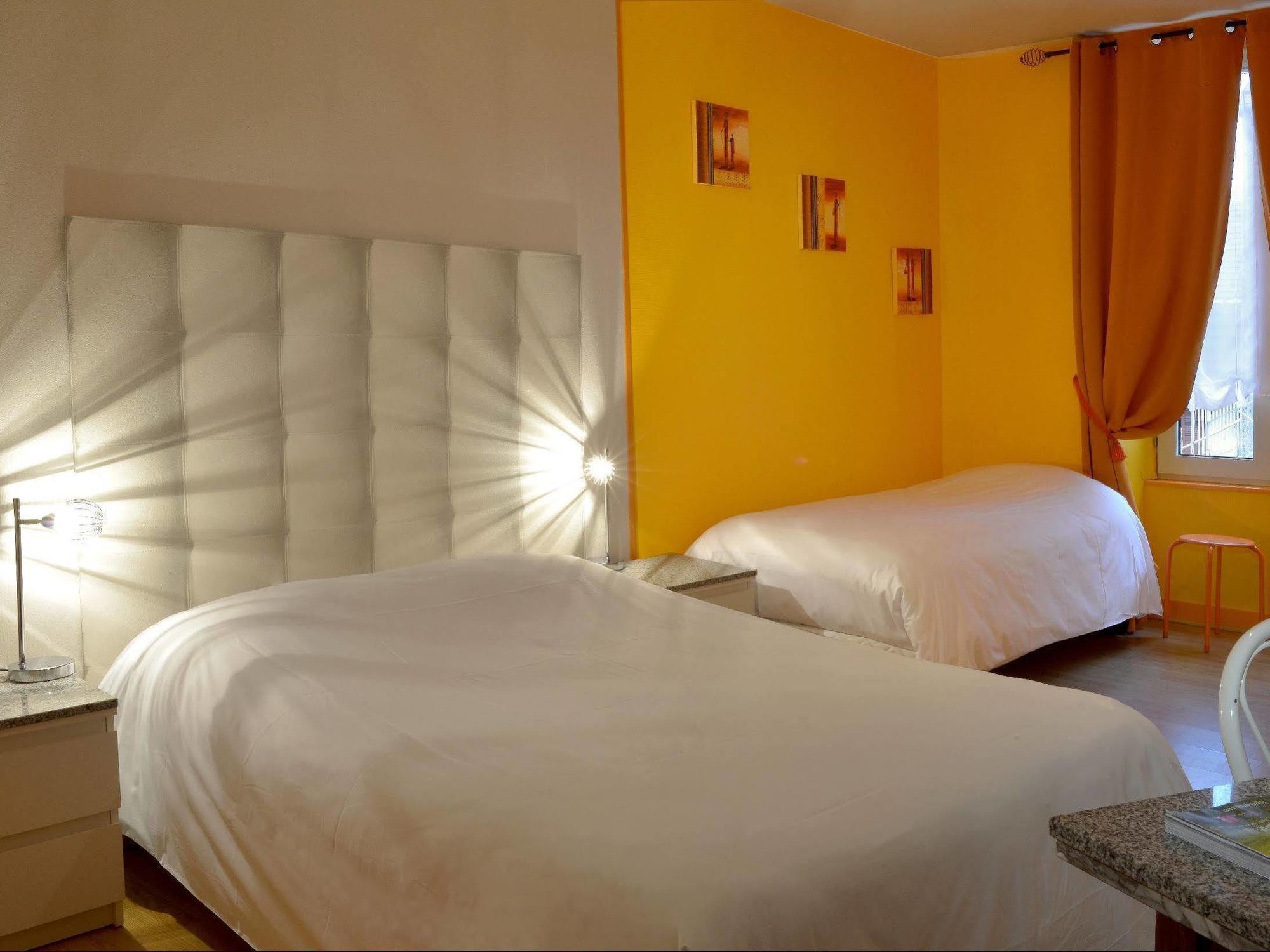 Logis Hotel Au Croissant Buzancais Екстер'єр фото