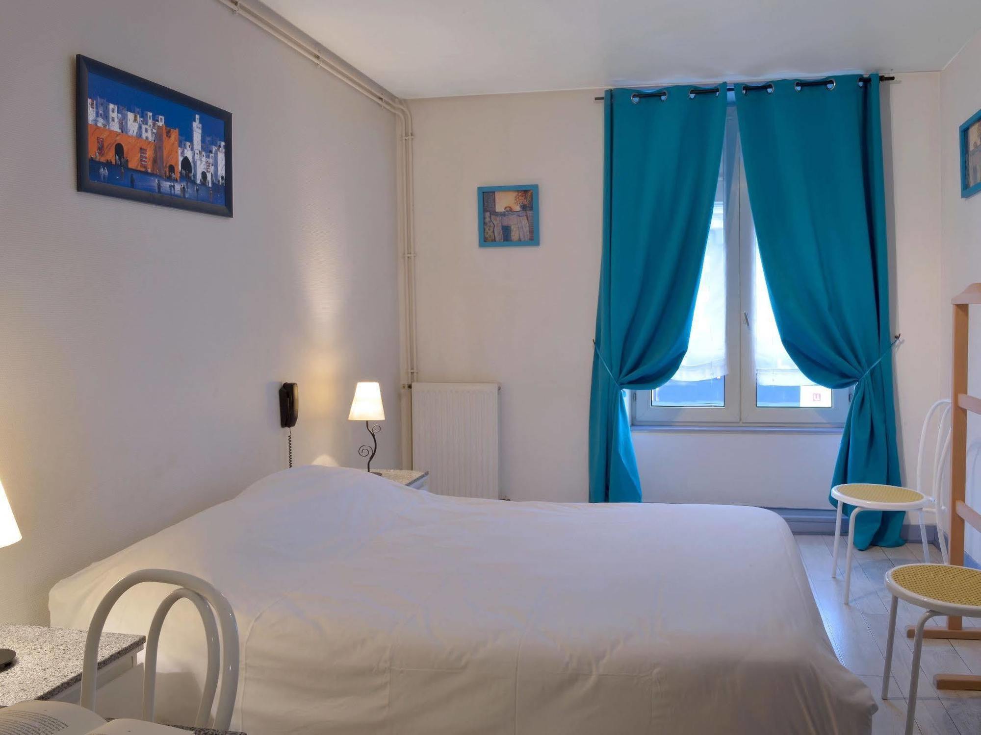 Logis Hotel Au Croissant Buzancais Екстер'єр фото