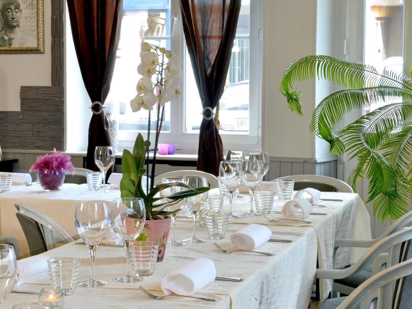 Logis Hotel Au Croissant Buzancais Екстер'єр фото